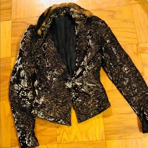 Gorgeous Italian blazer with fur collar. Size 8 US